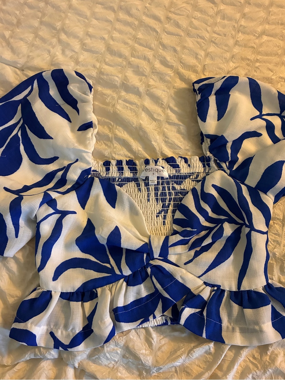 vestique Blue and White Leaf-Print Puff Sleeve Crop Top